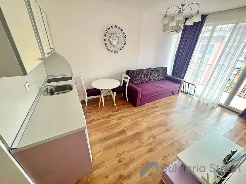 widok na salon z aneksem kuchennym