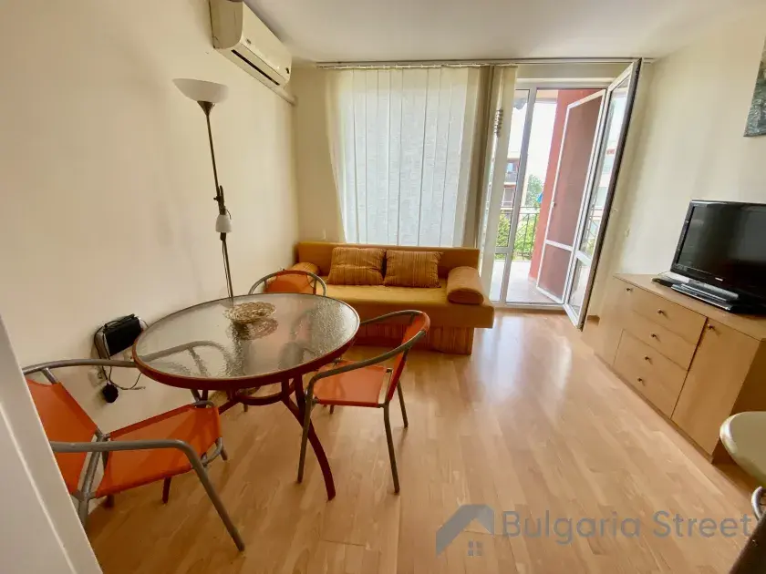 telewizor, komoda,stolik, krzesła, sofa