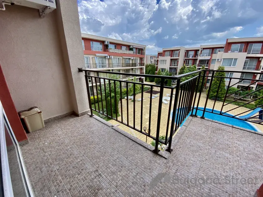 balkon z widokiem na basen