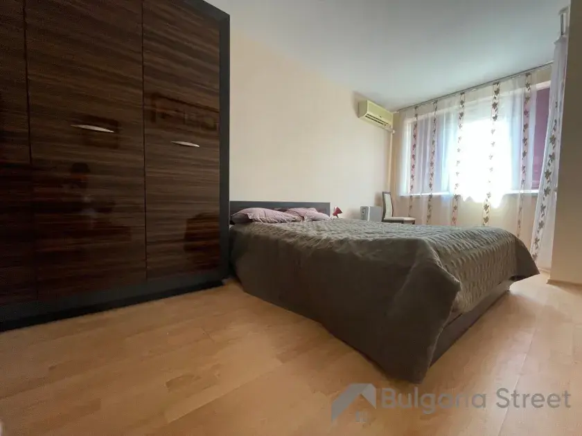 łóżko w sypialni, szafa