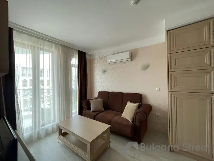 sofa, stolik