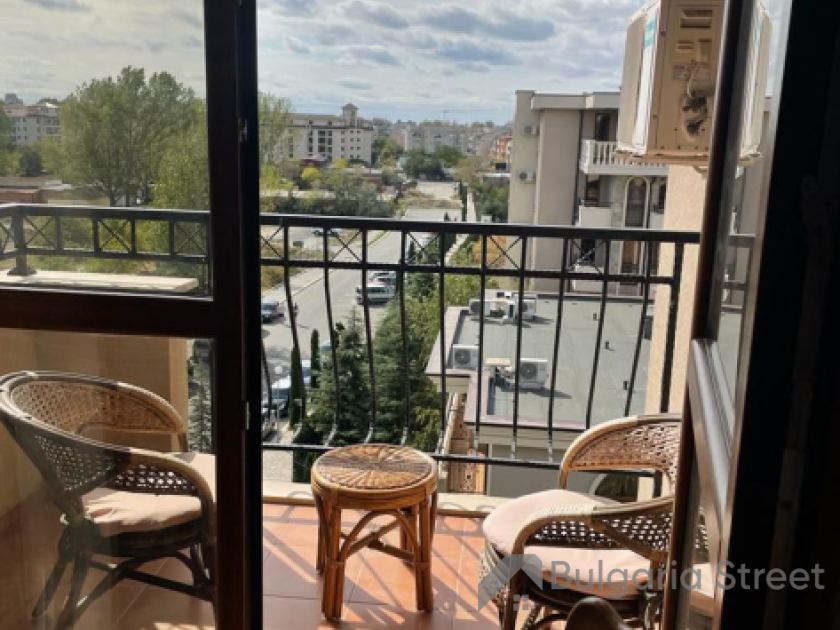 balkon, dwa krzesła ,stolik