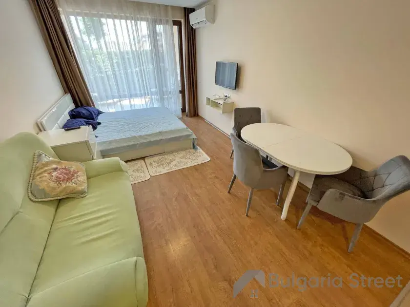 sofa, stół z krzesłami