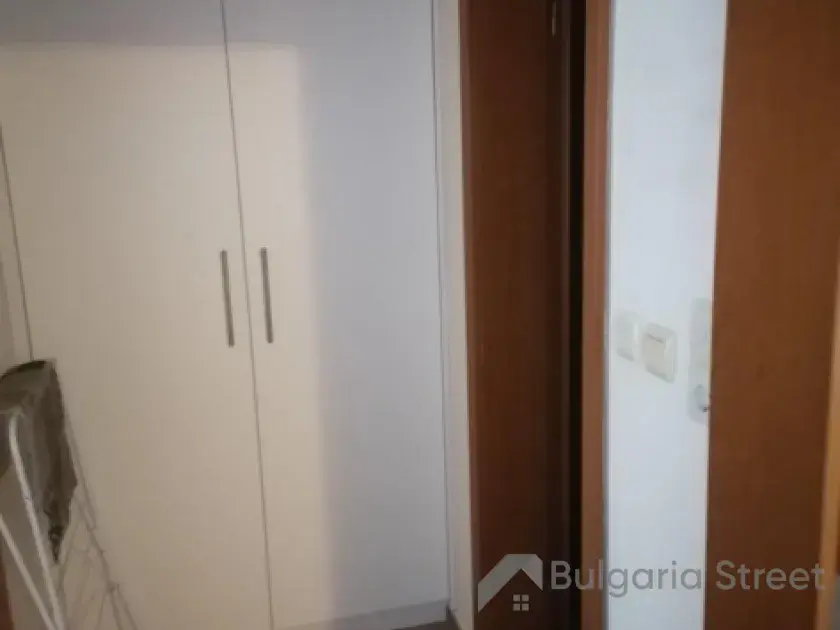 szafa na ubrania w przedpokoju