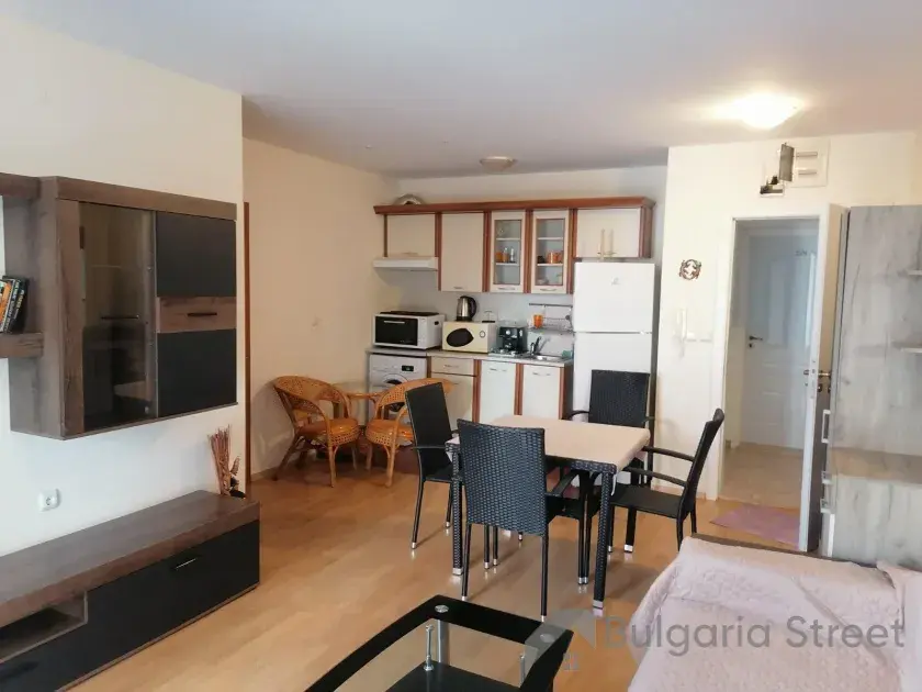 segment pokojowy, sofa, stół obiadowy, krzesła,aneks kuchenny