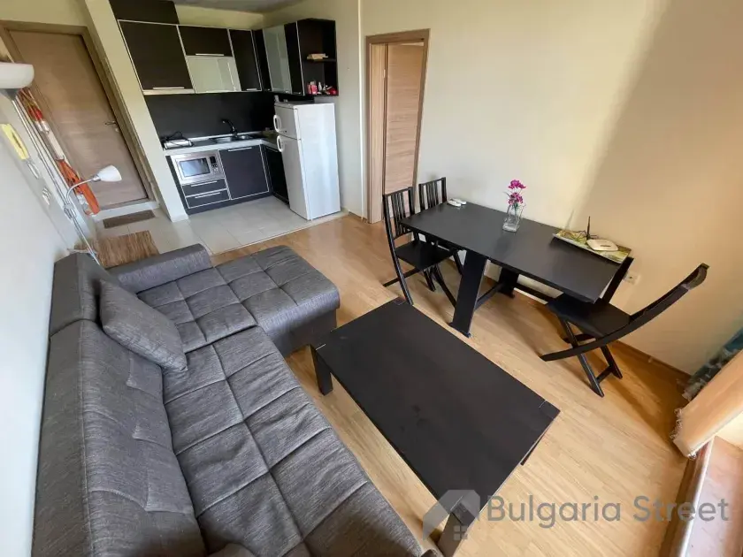 sofa, stolik, stół z krzesłami