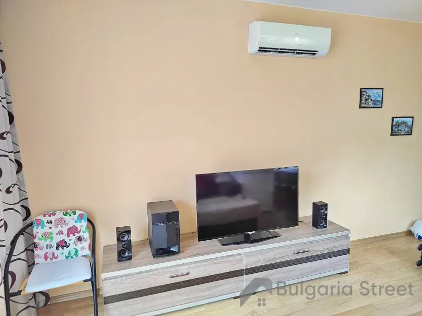 szafka pod telewizor, krzesło, telewizor