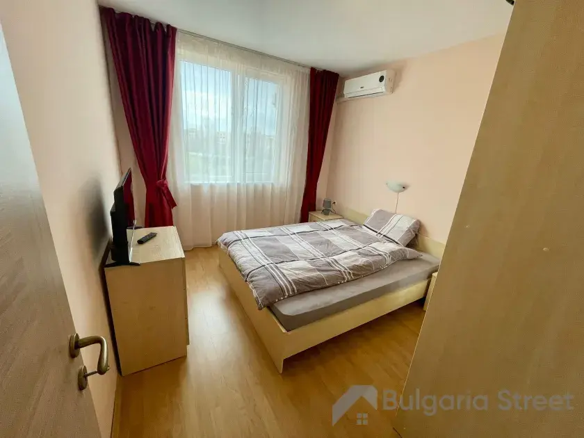 Łóżko i szafa
