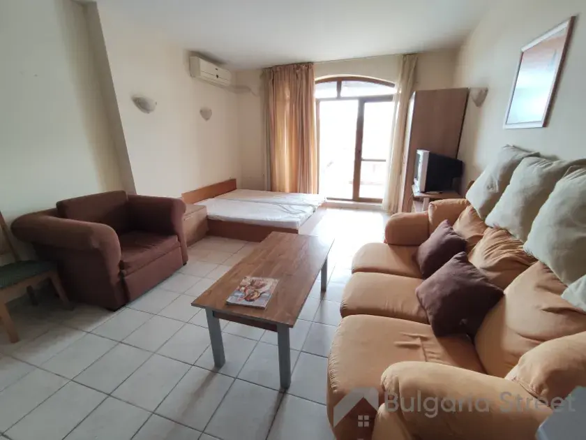 Sofa, stół, fotel, łóżko