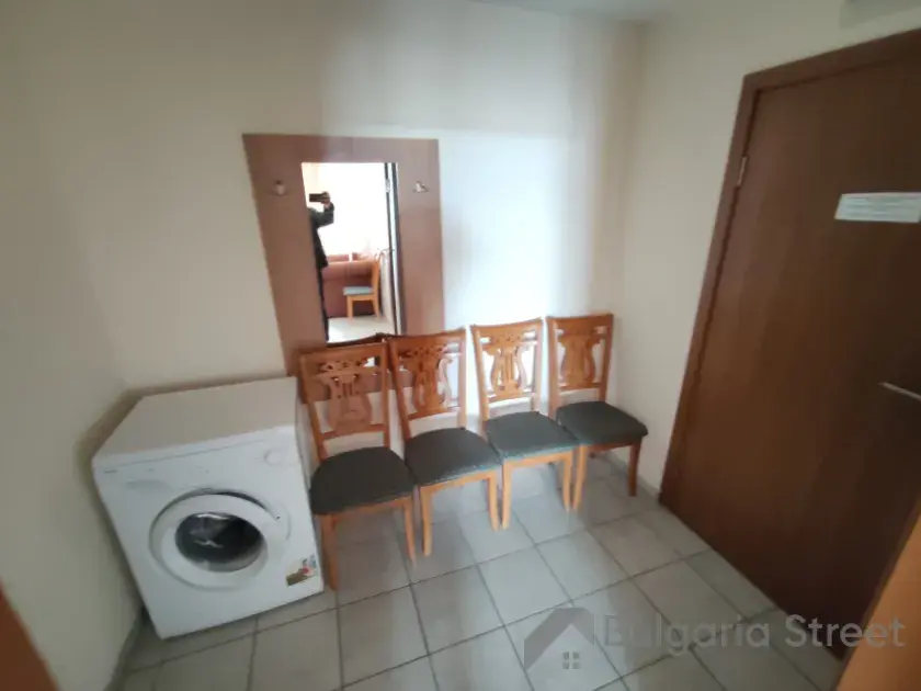 Pralka i krzesła