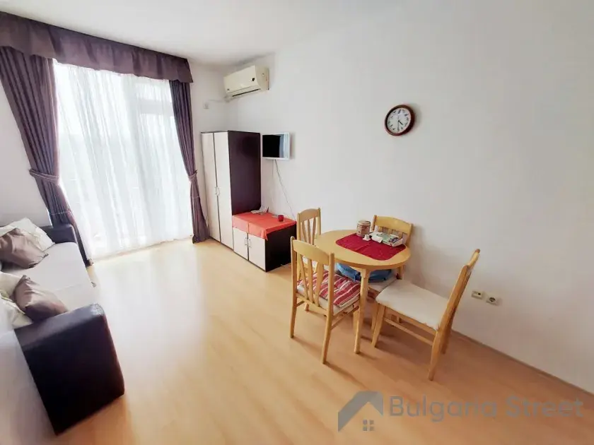 stół z krzesłami, sofa, szafa