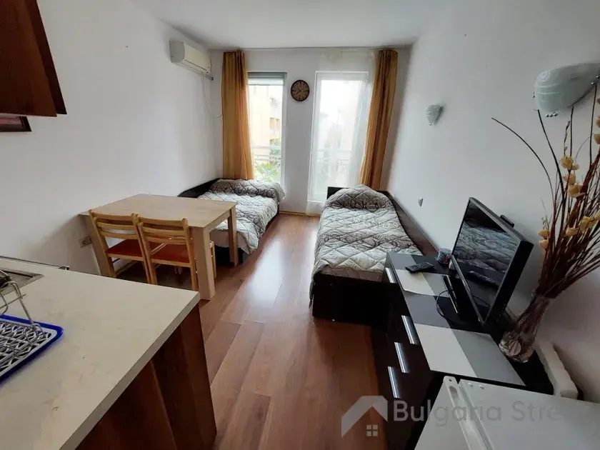 stół obiadowy, pralka automatyczna, łóżka do spania, telewizor,aneks kuchenny