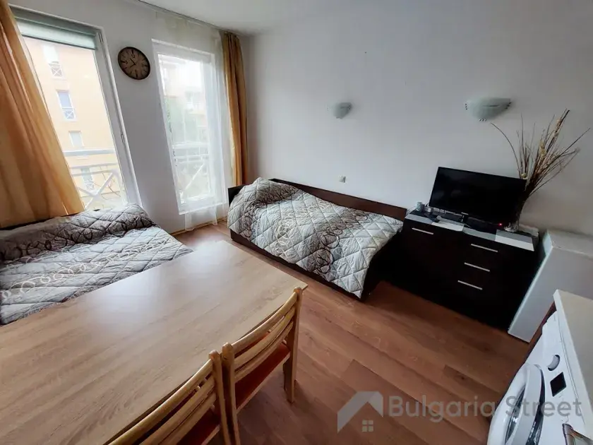 stół obiadowy, pralka automatyczna, łóżka do spania, telewizor