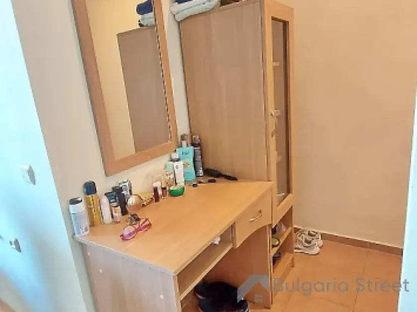 szafka z lustrem na przedpokoju