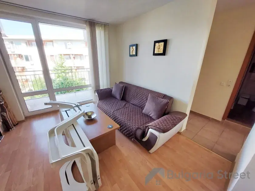 sofa, lezki na basen, stół