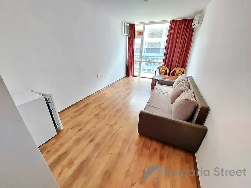 sofa rozkładana, lodówka, klimatyzacja