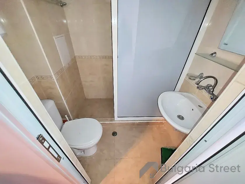prysznic z kabiną, umywalka, toaleta