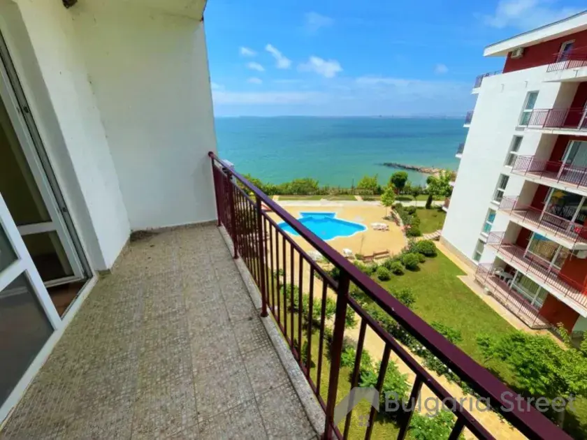 Widok z tarasu na może