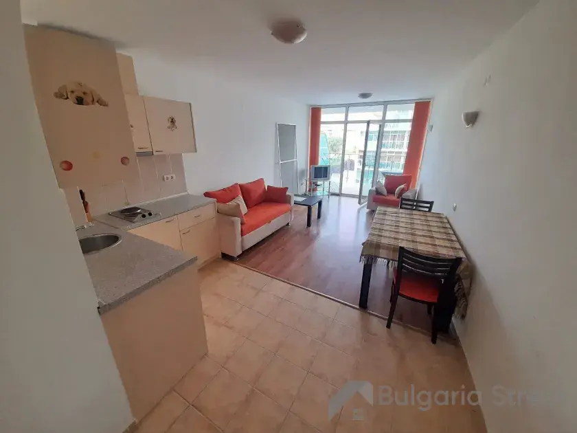 sofa, stół z krzesłami