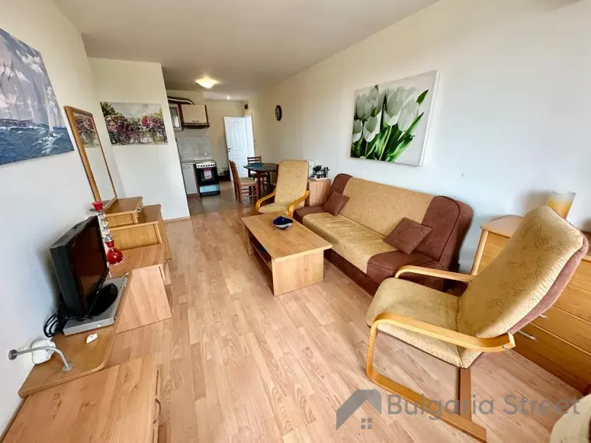 sofa, stolik z krzesłami,