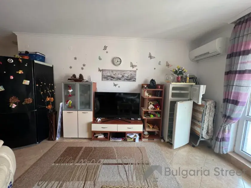 lodowka, stolik pod telewizor, szafki