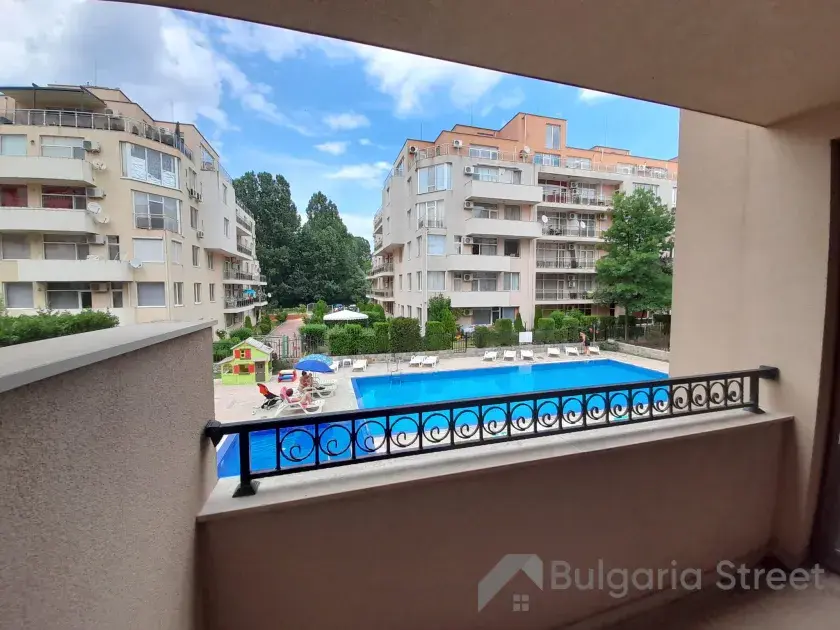 Widok z tarasu na basen