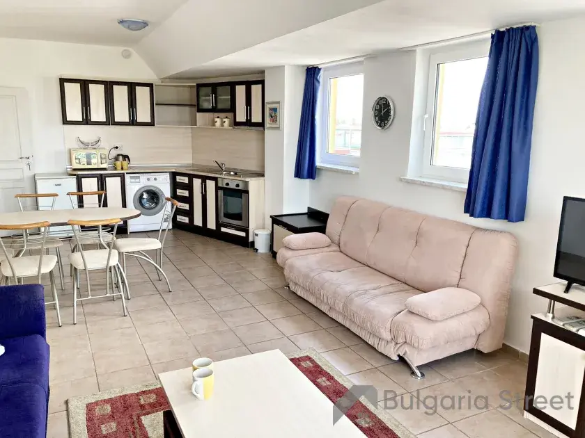 sofa, aneks kuchenny, stół z krzesłami