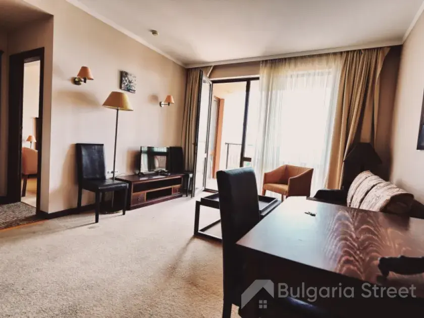 Pokój dzienny ze stolikiem i sofa