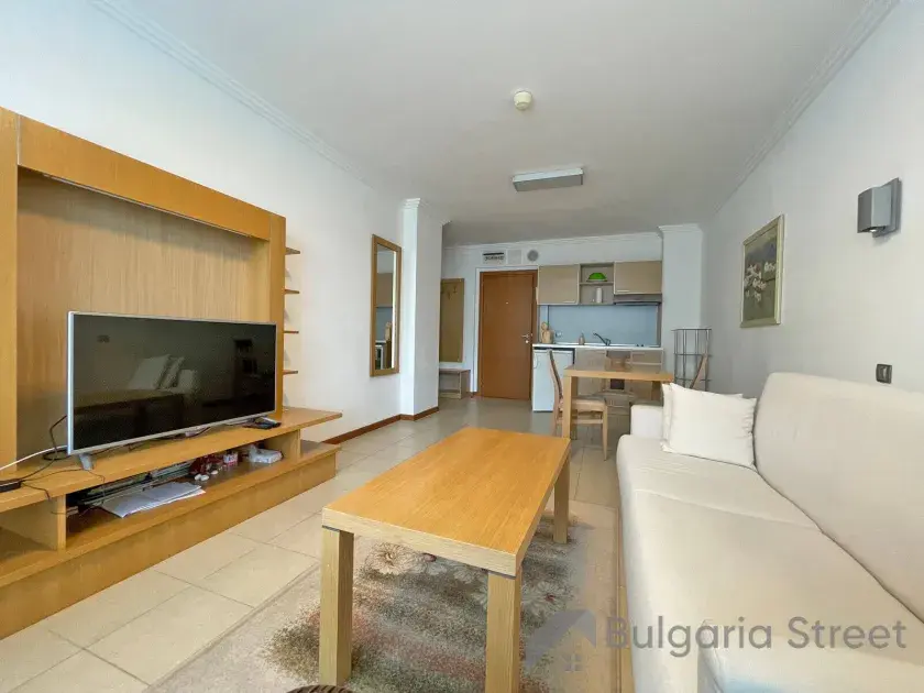 sofa, telewizor, stolik kawowy
