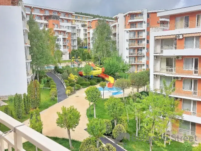 widok na basen z tarasu
