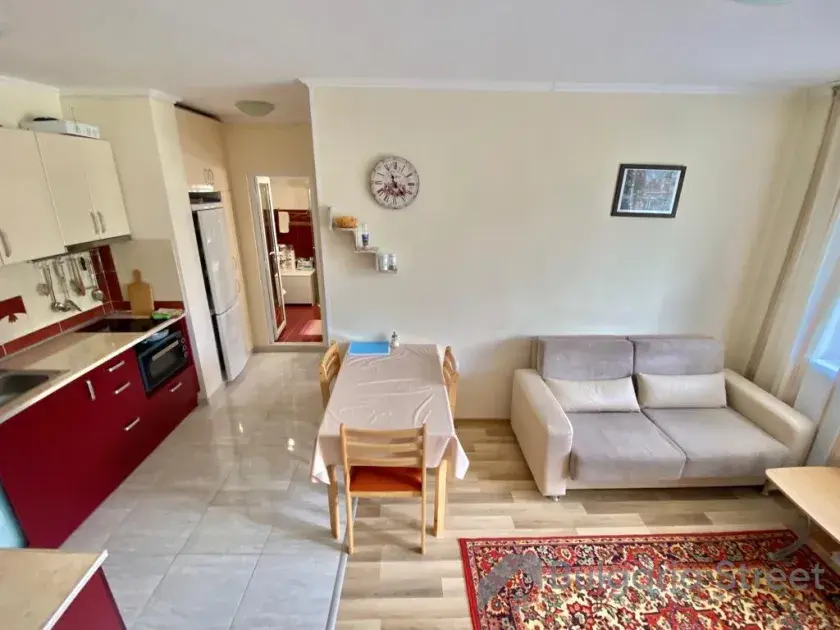 sofa rozkładana, aneks kuchenny, stół obiadowy, krzesła