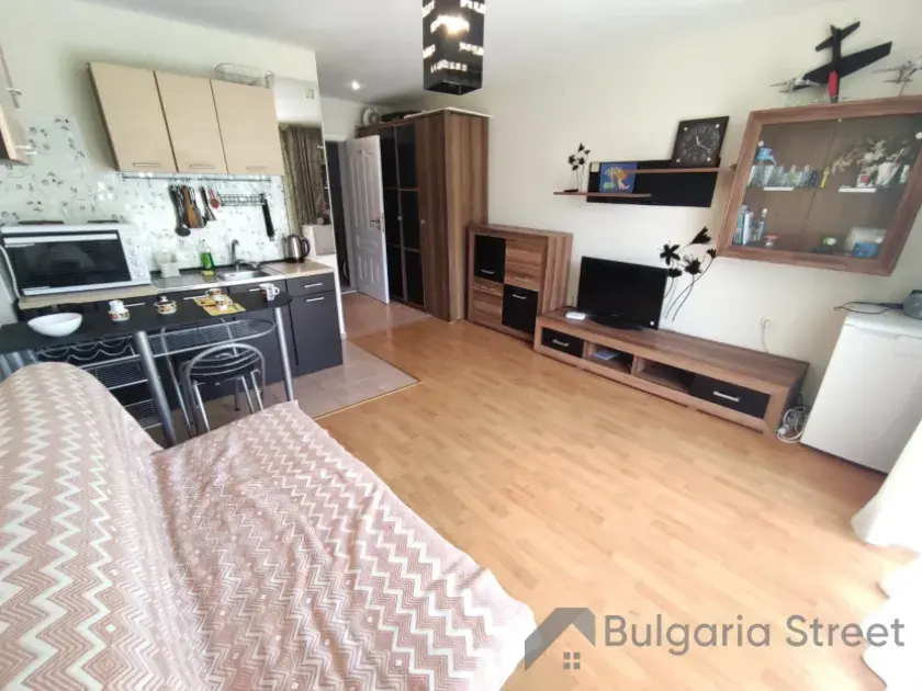 wersalka, aneks kuchenny, telewizor