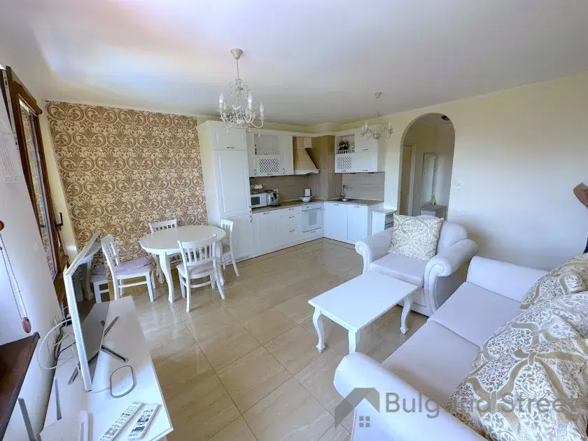 sofa, telewizor, aneks kuchenny, stół obiadowy