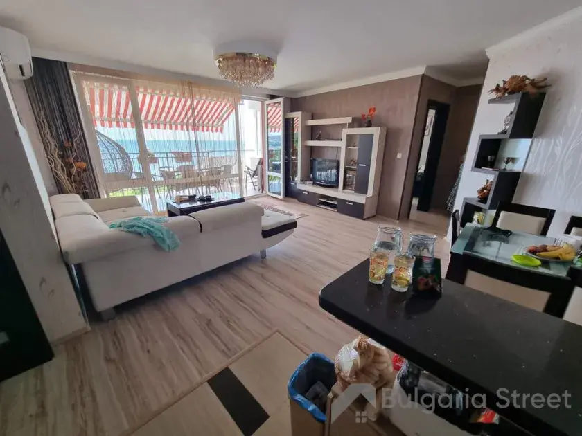sofa rozkładana, stół obiadowy, krzesła