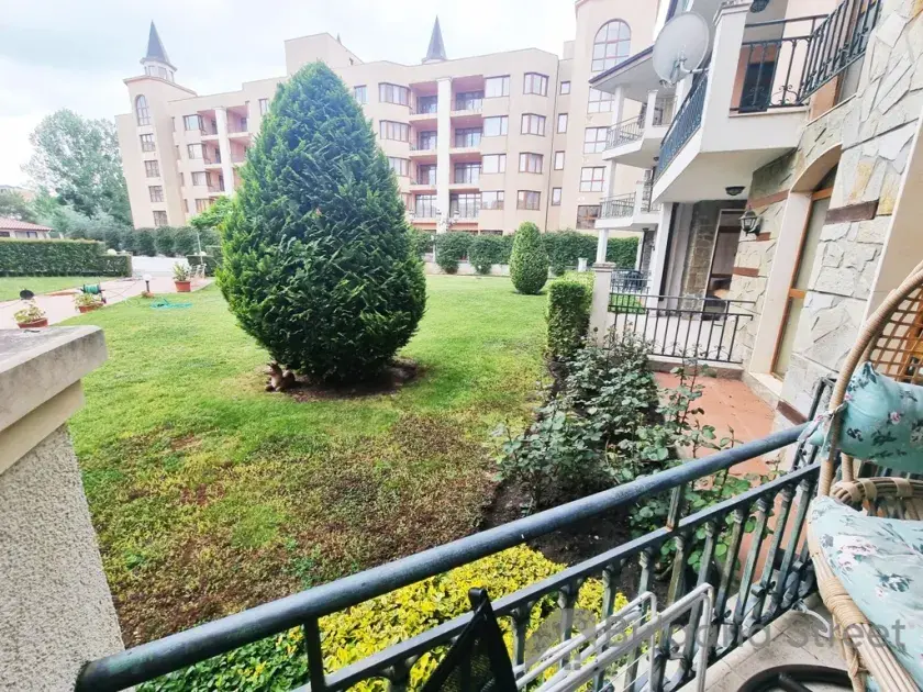widok na tereny zielone z tarasu