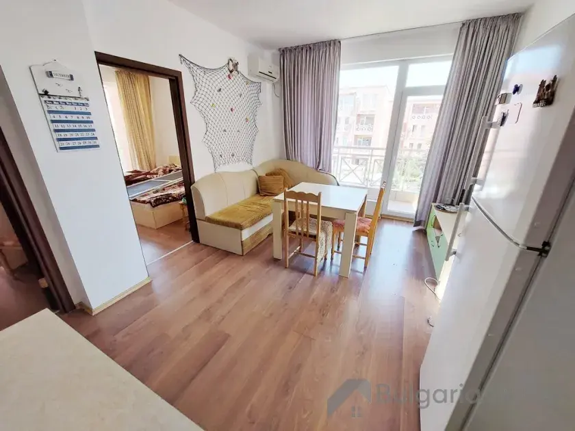 lodówka, stół obiadowy, sofa rozkładana
