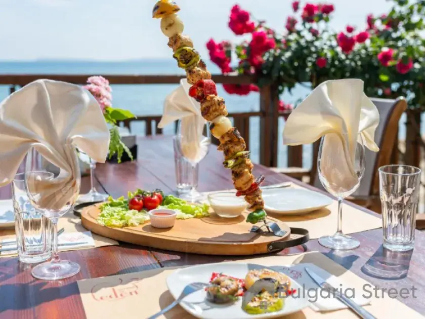 stolik z nakryciem w restauracji