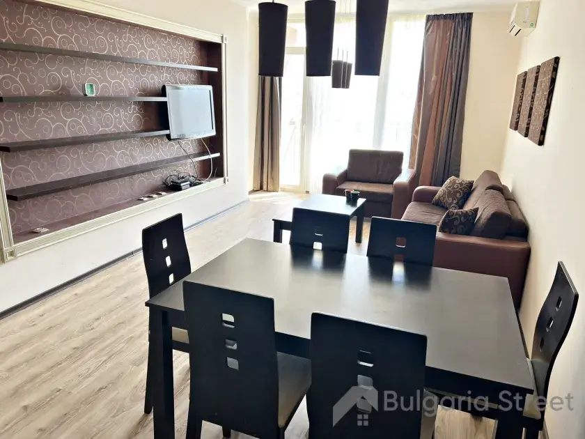stół obiadowy, krzesła, sofa,