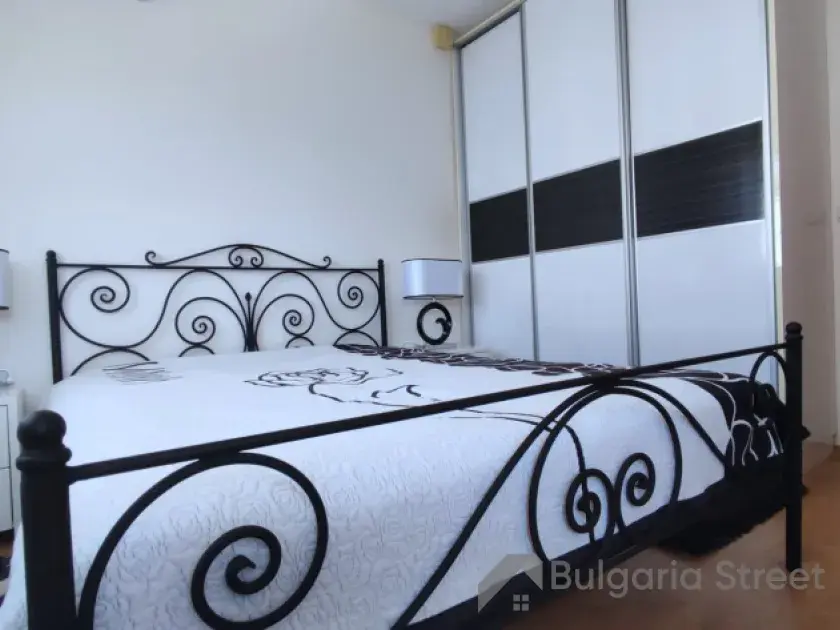 двуспальная кровать, шкаф