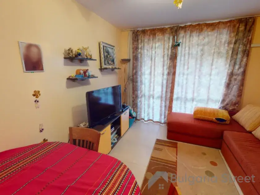 telewizor, sofa narozna, stolik