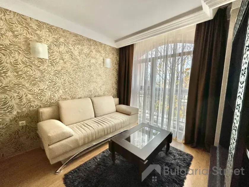 sofa, stolik