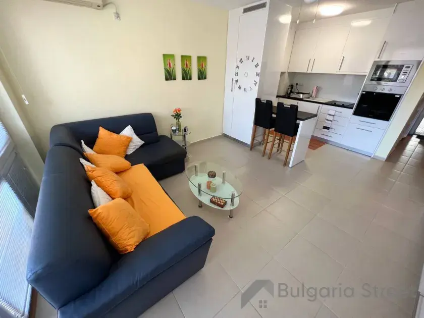 sofa narożna, stolik kawowy