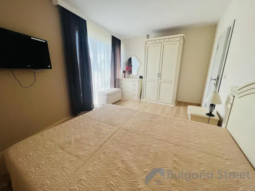 dwuosobowe łóżko, szafa