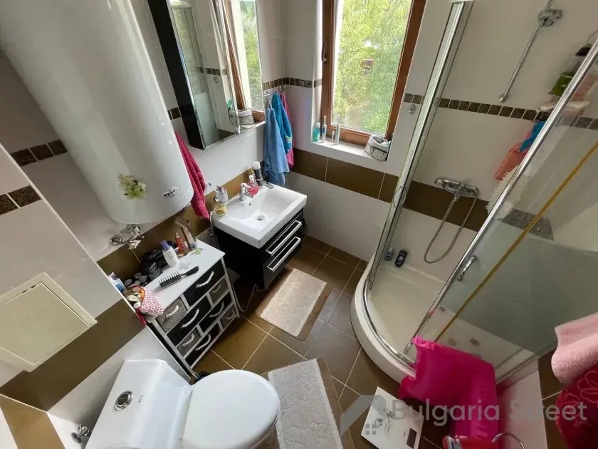 umywalka z szafką, prysznic z kabina, toaleta