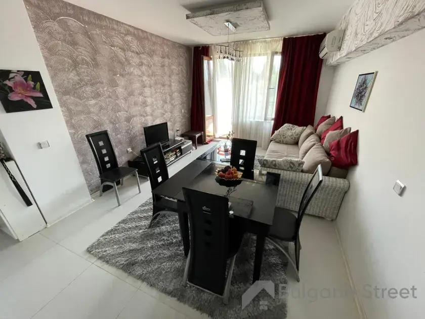 sofa, stół z krzesłami