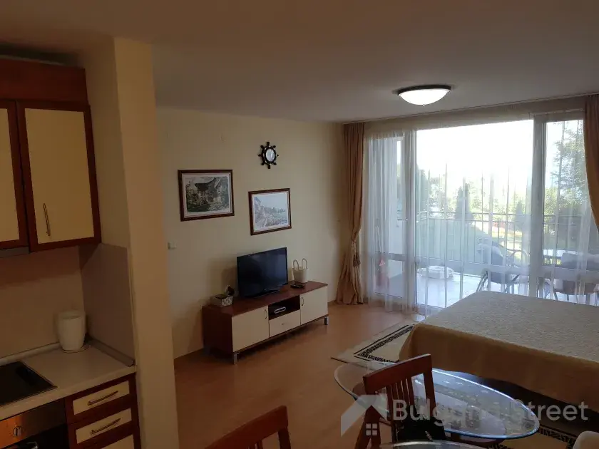 stol z krzeslami, telewizor