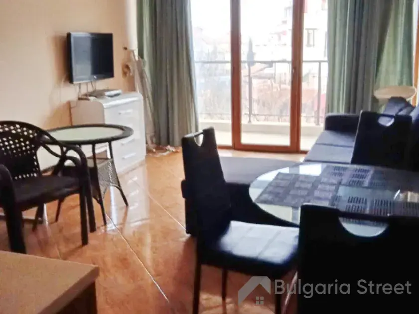 Pokój dzienny z wyposażeniem