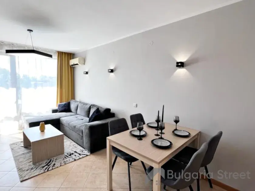 stół obiadowy z krzesłami. sofa