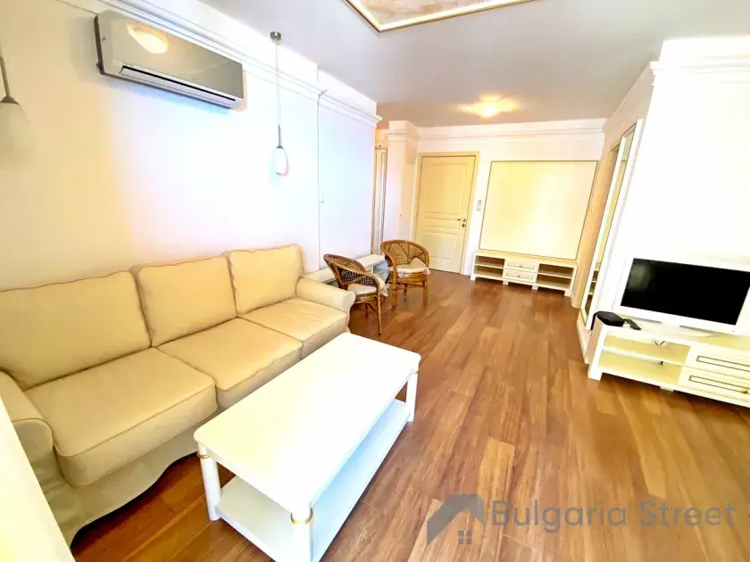 sofa i telewizor