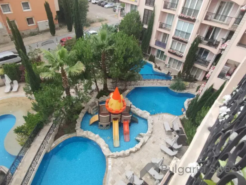 Widok na basen z tarasu